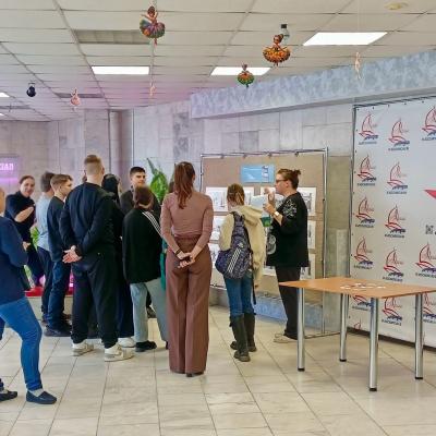 Открытие выставки ко Дню воссоединения Крыма и Севастополя с Россией для учащихся школы «Ступени» 18 марта